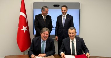 Energy and Natural Resources Minister Alparslan Bayraktar (top R) oversees the signing of an LNG agreement between BOTAŞ and Mercuria, New York,  U.S., Sept. 24, 2025. (AA Photo)