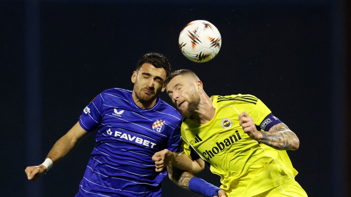 Dinamo Zagreb&#039;s Sandro Kulenovic (L) in action with Fenerbahçe&#039;s Milan Skriniar during the UEFA Europa League match at Stadion Maksimir, Zagreb, Croatia, Sept. 24, 2025. (Reuters Photo)