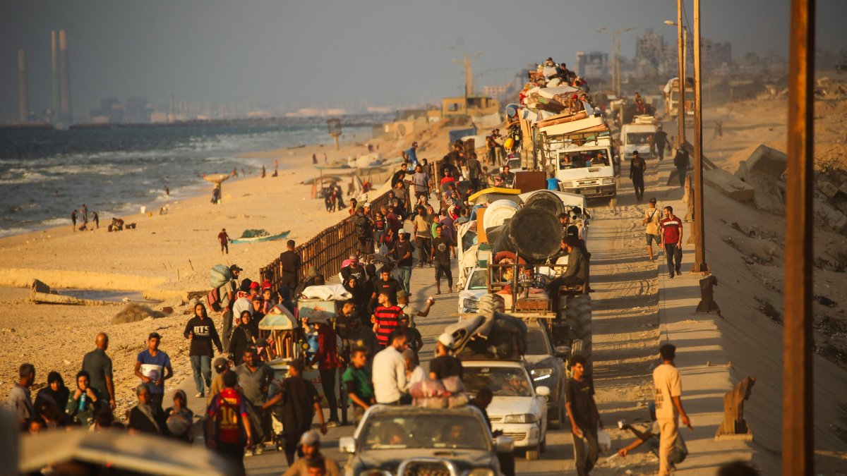 Displaced Palestinians move southward with their belongings along a road in Nuseirat, central Gaza Strip, Palestine, Sept. 24, 2025. (AFP photo)