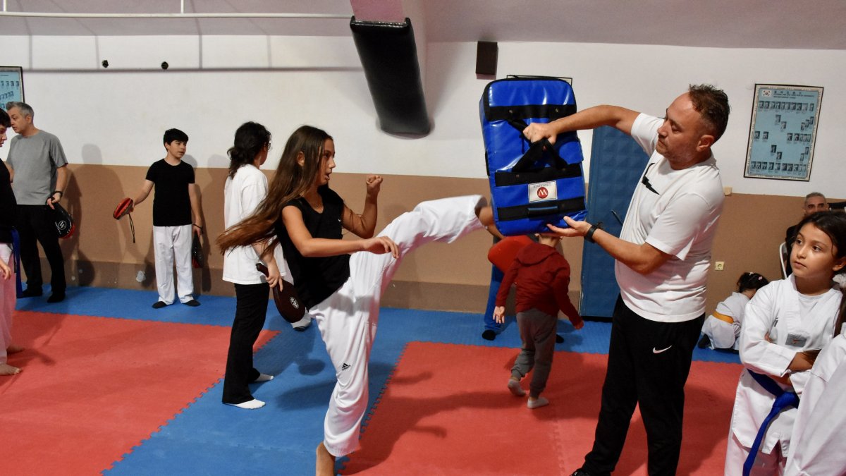 Turkish Taekwondo referee İbrahim Usta (2nd R) trains young fighters at Başpehlivan Recep Kara Sports Hall in Altınordu, Ordu, Türkiye, Sept. 23, 2025. (AA Photo)