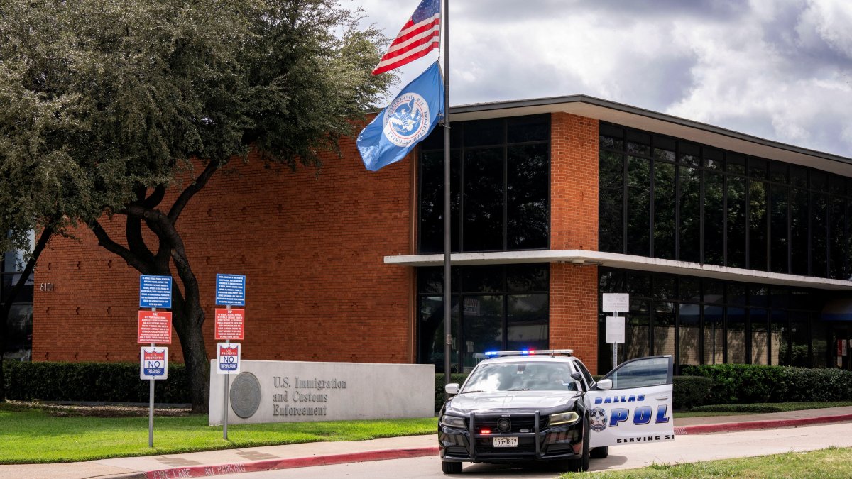 Law enforcement personnel at the scene of a shooting at an Immigration and Customs Enforcement (ICE) field office in Dallas, Texas, U.S., Sept. 24, 2025. (Reuters Photo)