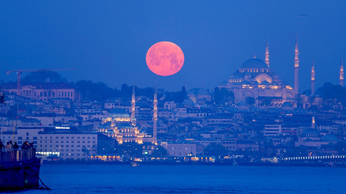 Full moon is seen over Istanbul, Türkiye, April 13, 2025. (Reuters Photo)