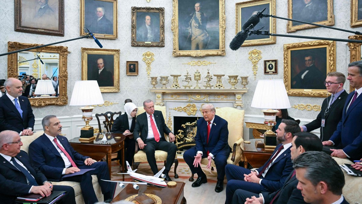U.S. President Donald Trump meets with President Recep Tayyip Erdoğan in the Oval Office of the White House in Washington, D.C., Sept.  25, 2025. (AFP Photo)