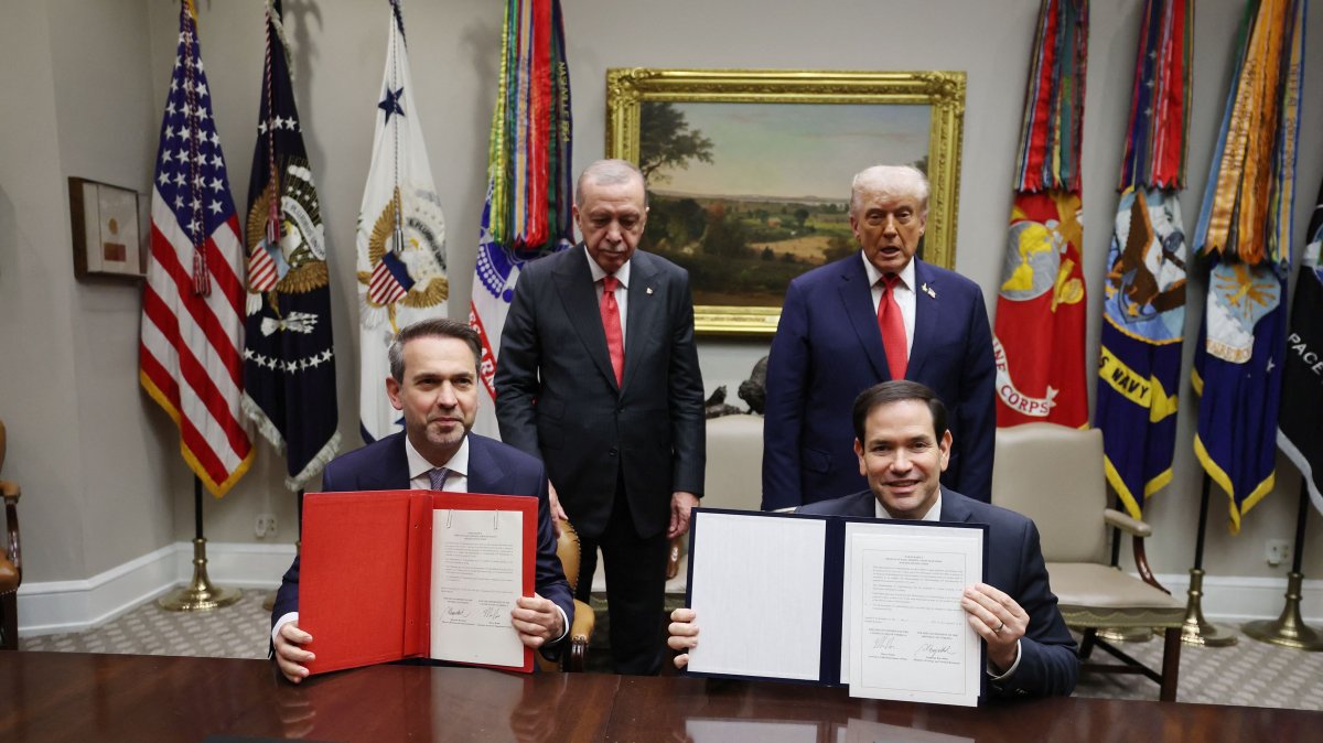 U.S. President Donald Trump, accompanied by President of Türkiye Recep Tayyip Erdoğan, attend signature ceremony with U.S. Secretary of State Marco Rubio and Energy and Natural Resources Minister Alparslan Bayraktar at the White House, Sept. 25, 2025 in Washington, D.C. (Turkish Presidency Handout)