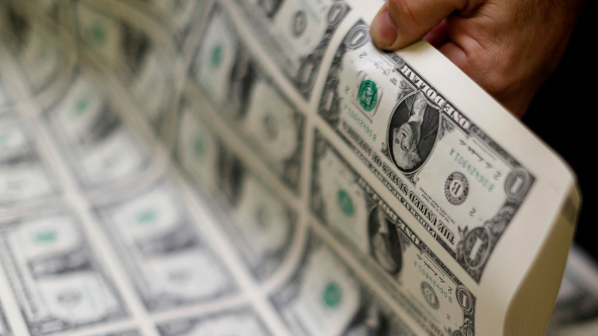 United States one-dollar bills are curled and inspected during production at the Bureau of Engraving and Printing in Washington, U.S., Nov. 14, 2014. (Reuters File Photo)