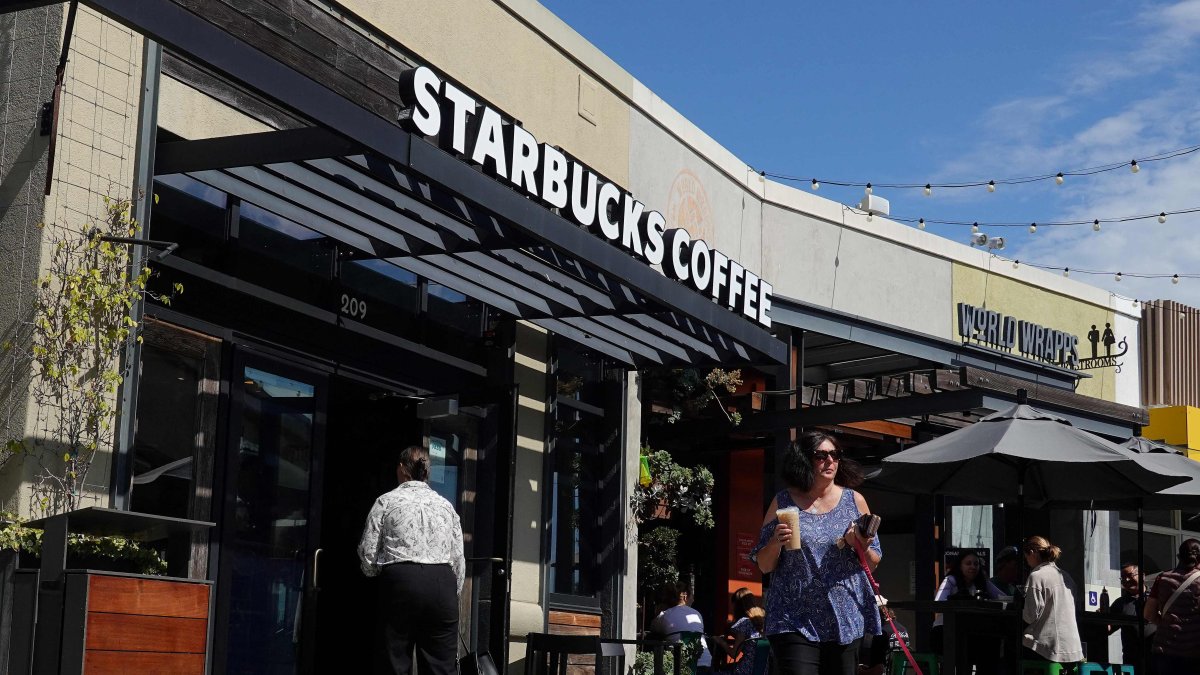 Customers leave a Starbucks Coffee shop in Corte Madera, California, U.S., Sept. 25, 2025. (AFP Photo)