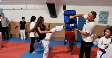 Turkish Taekwondo referee İbrahim Usta (2nd R) trains young fighters at Başpehlivan Recep Kara Sports Hall in Altınordu, Ordu, Türkiye, Sept. 23, 2025. (AA Photo)