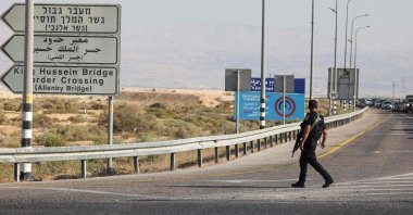 Cars queue as Israeli police close off a road leading to the Allenby Bridge, the main border crossing between the Israel-occupied West Bank and Jordan, Sept. 18, 2025. (AFP Photo)