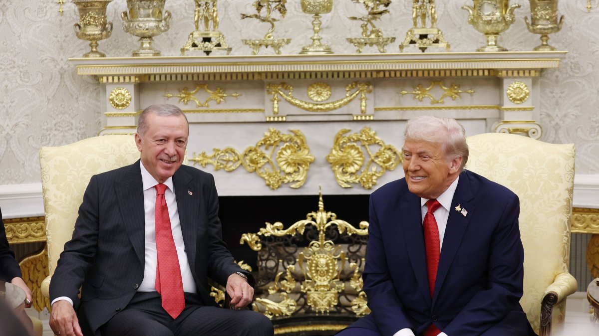 President Recep Tayyip Erdoğan (L) is seen with U.S. President Donald Trump at the Oval Office, the White House, Washington, U.S., Sept. 25, 2025. (AA Photo)