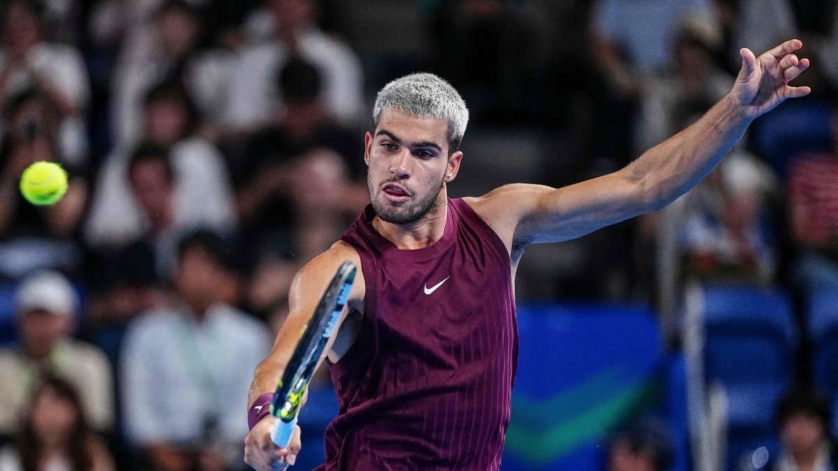 Spain’s Carlos Alcaraz hits a return against Argentina’s Sebastian Baez during their men’s singles round-of-32 match at the ATP Japan Open tennis tournament, Tokyo, Japan, Sept. 25, 2025. (AFP Photo)