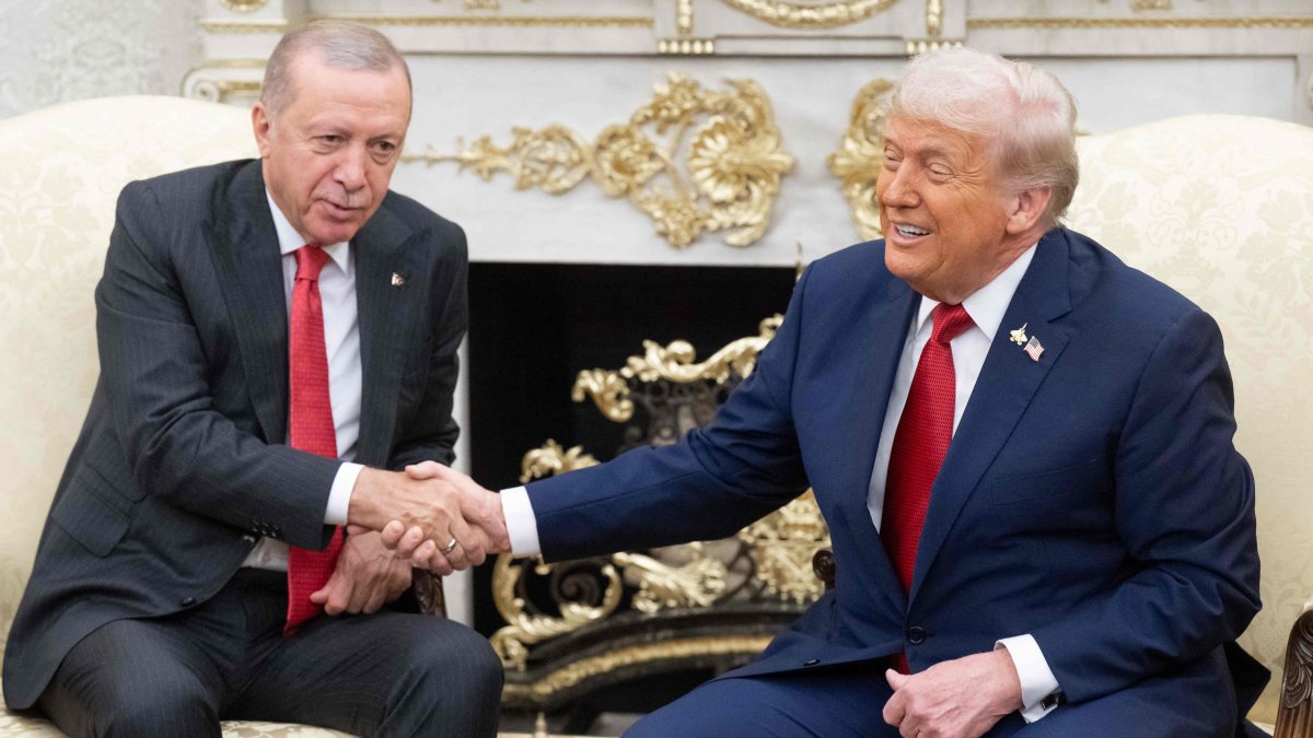 U.S. President Donald Trump shakes hands with President Recep Tayyip Erdoğan as they meet in the Oval Office of the White House in Washington, U.S., Sept. 25, 2025. (AFP Photo)