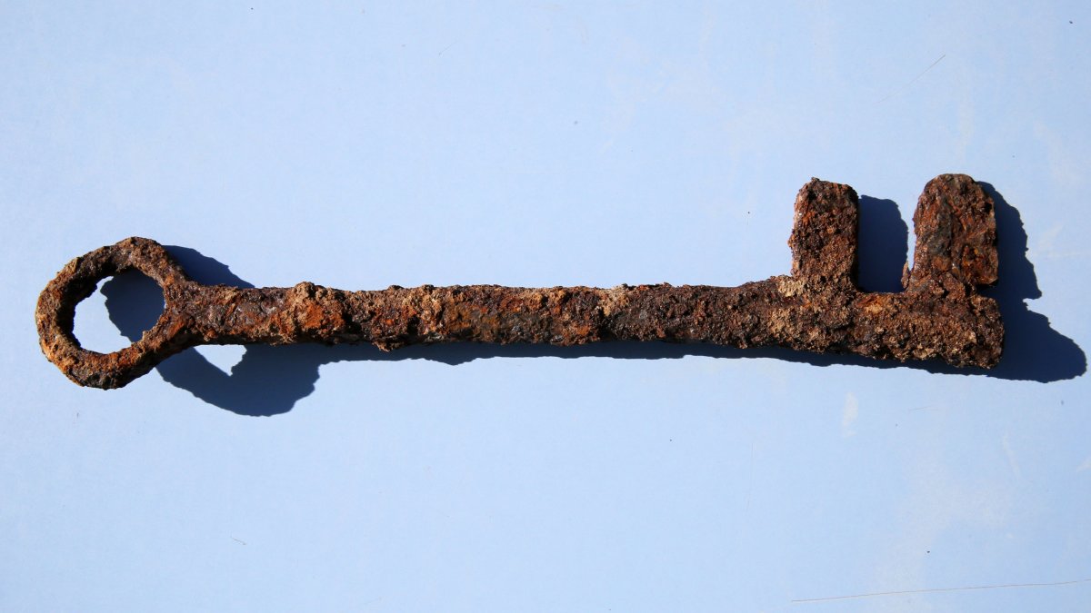 The key uncovered during the archaeological excavations at Bitlis Castle, Bitlis, southeastern Türkiye, Sept. 15, 2025. (AA Photo)