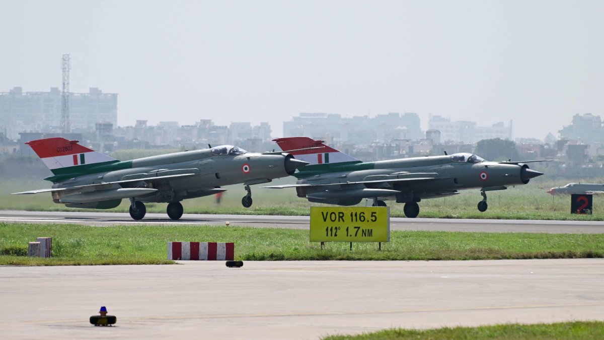 India&#039;s MiG-21 fighter jets prepare to take off for the last flypast during their farewell ceremony at the Chandigarh Air Force Station in Chandigarh, India, Sept. 26, 2025. (AFP Photo)