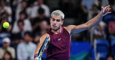 Spain’s Carlos Alcaraz hits a return against Argentina’s Sebastian Baez during their men’s singles round-of-32 match at the ATP Japan Open tennis tournament, Tokyo, Japan, Sept. 25, 2025. (AFP Photo)