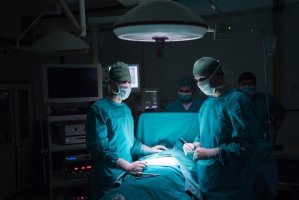 Doctors perform an organ transplant surgery. (Shutterstock Photo)