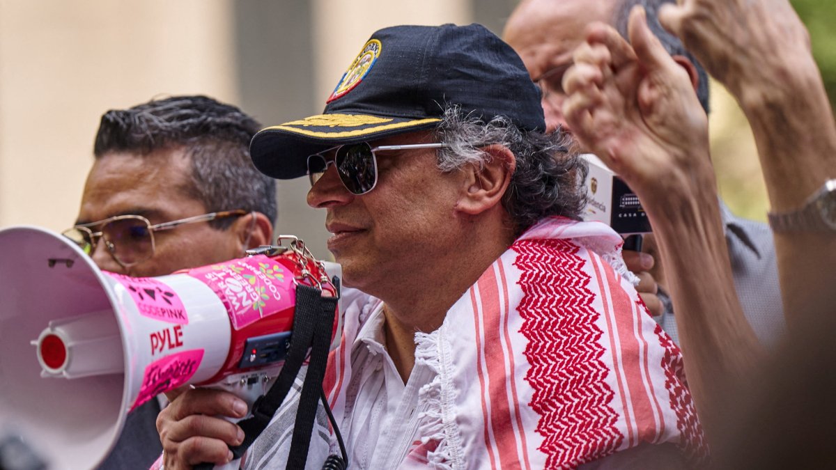 Colombian President Gustavo Petro addresses pro-Palestinian demonstrators at Dag Hammarskjold Plaza outside U.N. headquarters during the 80th United Nations General Assembly in New York City, U.S., Sept. 26, 2025. (Reuters Photo)
