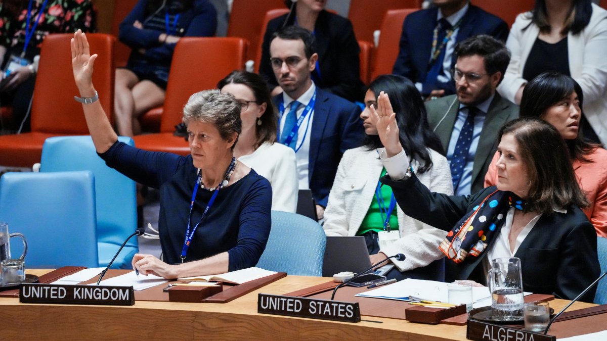 Members of the United Nations Security Council vote against a resolution by Russia and China to delay by six months the reimposition of sanctions on Iran during the 80th U.N. General Assembly in New York City, U.S., Sept. 26, 2025. (Reuters Photo)