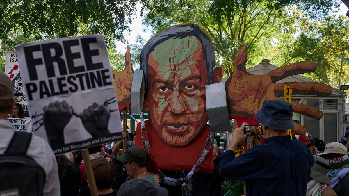 Pro-Palestinian demonstrators display an effigy of Israeli Prime Minister Benjamin Netanyahu in chains, at a protest following Israeli Prime Minister Benjamin Netanyahu’s address to the 80th United Nations General Assembly, at Dag Hammarskjold Plaza near U.N. headquarters in New York City, U.S., Sept. 26, 2025. (Reuters Photo)