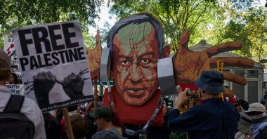 Pro-Palestinian demonstrators display an effigy of Israeli Prime Minister Benjamin Netanyahu in chains, at a protest following Israeli Prime Minister Benjamin Netanyahu’s address to the 80th United Nations General Assembly, at Dag Hammarskjold Plaza near U.N. headquarters in New York City, U.S., Sept. 26, 2025. (Reuters Photo)