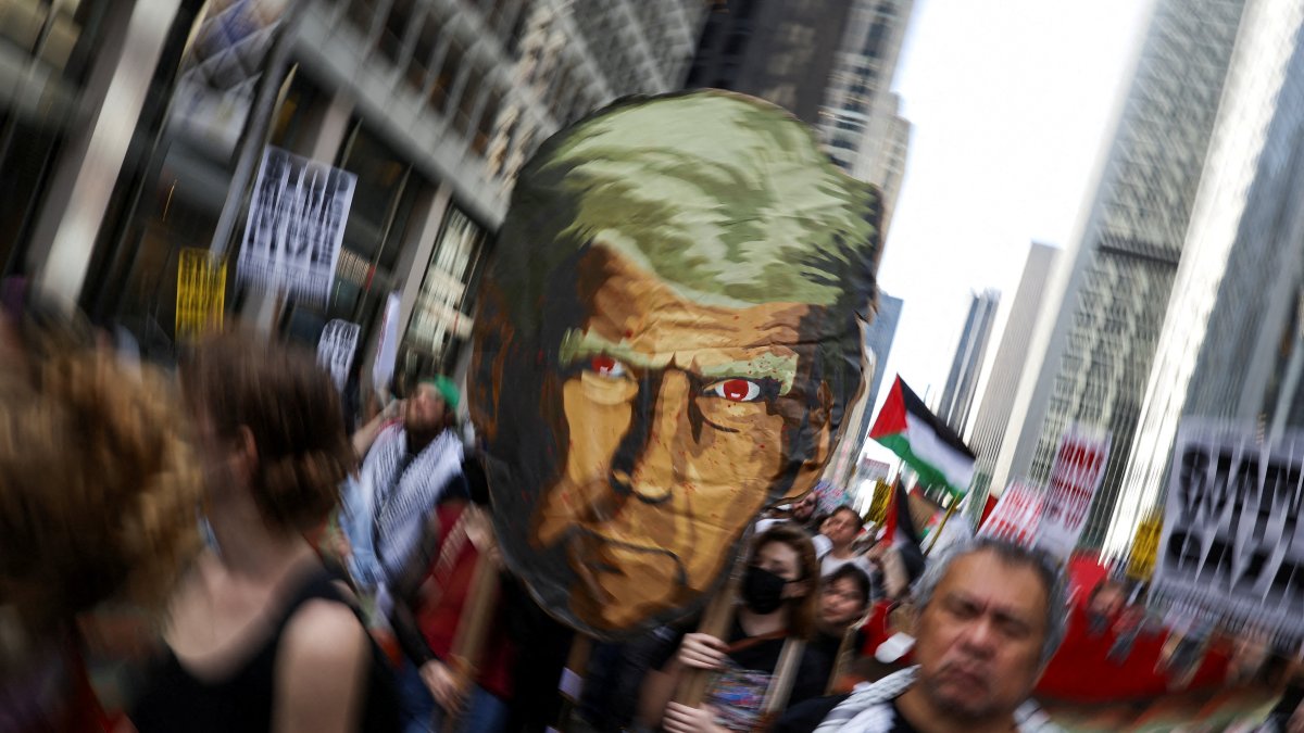 People carry a banner depicting U.S. President  Donald Trump, as they protest against Israel, New York, U.S., Sept. 26, 2025. (Reuters Photo)