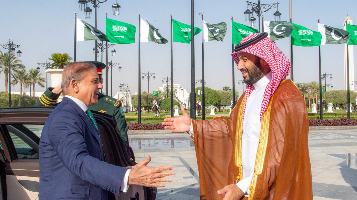 Saudi Arabia&#039;s Crown Prince Mohammed bin Salman (R) welcomes Pakistan&#039;s Prime Minister Shehbaz Sharif ahead of their meeting, Riyadh, Saudi Arabia, Sept. 17, 2025. (Saudi Press Agency Handout via AFP Photo)
