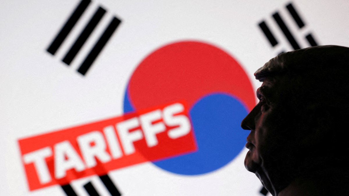 A 3D-printed miniature model of U.S. President Donald Trump, the South Korean flag and the word &quot;Tariffs&quot; are seen in this illustration taken on July 23, 2025. (Reuters Photo)