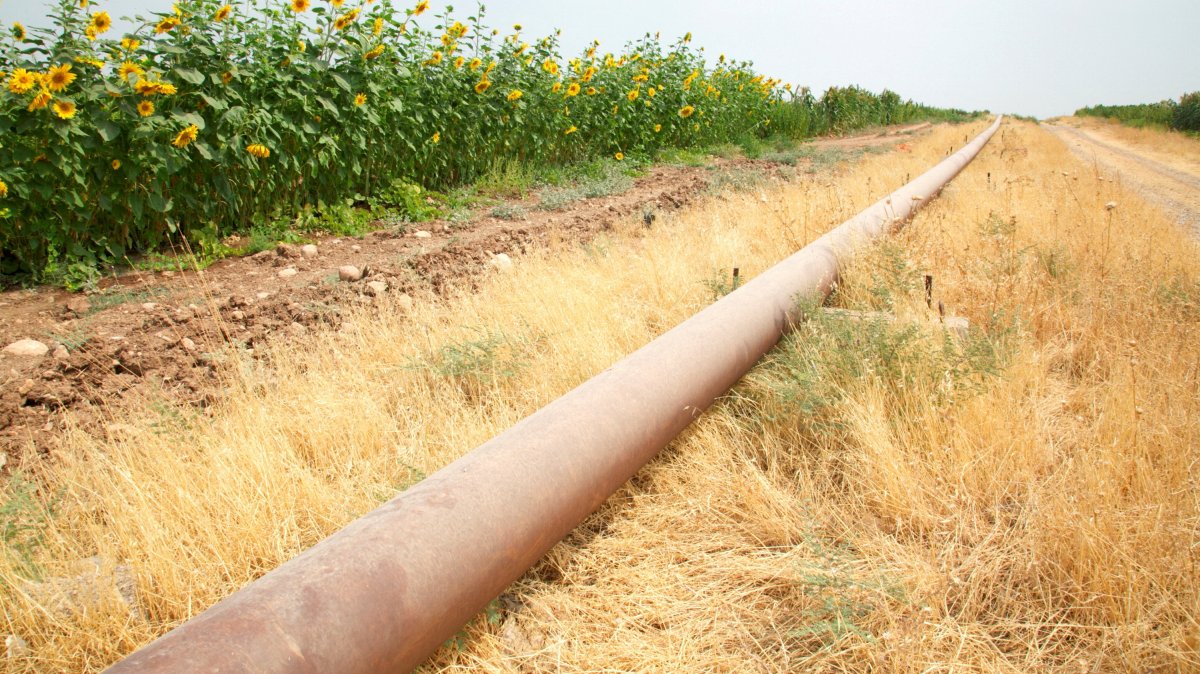 The Iraqi-Turkish pipeline is seen in the Zakho district of the Dohuk Governorate, Iraq, Aug. 28, 2016. (Reuters Photo)