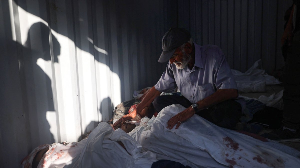 A Palestinian bids farewell to a beloved killed in Israeli bombing, in front of the al-Awda hospital in the Nuseirat refugee camp in the central Gaza Strip, Palestine, Sept. 28, 2025. (AFP Photo)