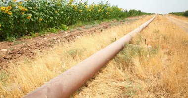 The Iraqi-Turkish pipeline is seen in the Zakho district of the Dohuk Governorate, Iraq, Aug. 28, 2016. (Reuters Photo)