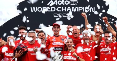 Ducati&#039;s Marc Marquez and his team celebrate with the 2025 MotoGP World Championship trophy at the Japanese Grand Prix, Motegi, Japan, Sept. 28, 2025. (Reuters Photo)