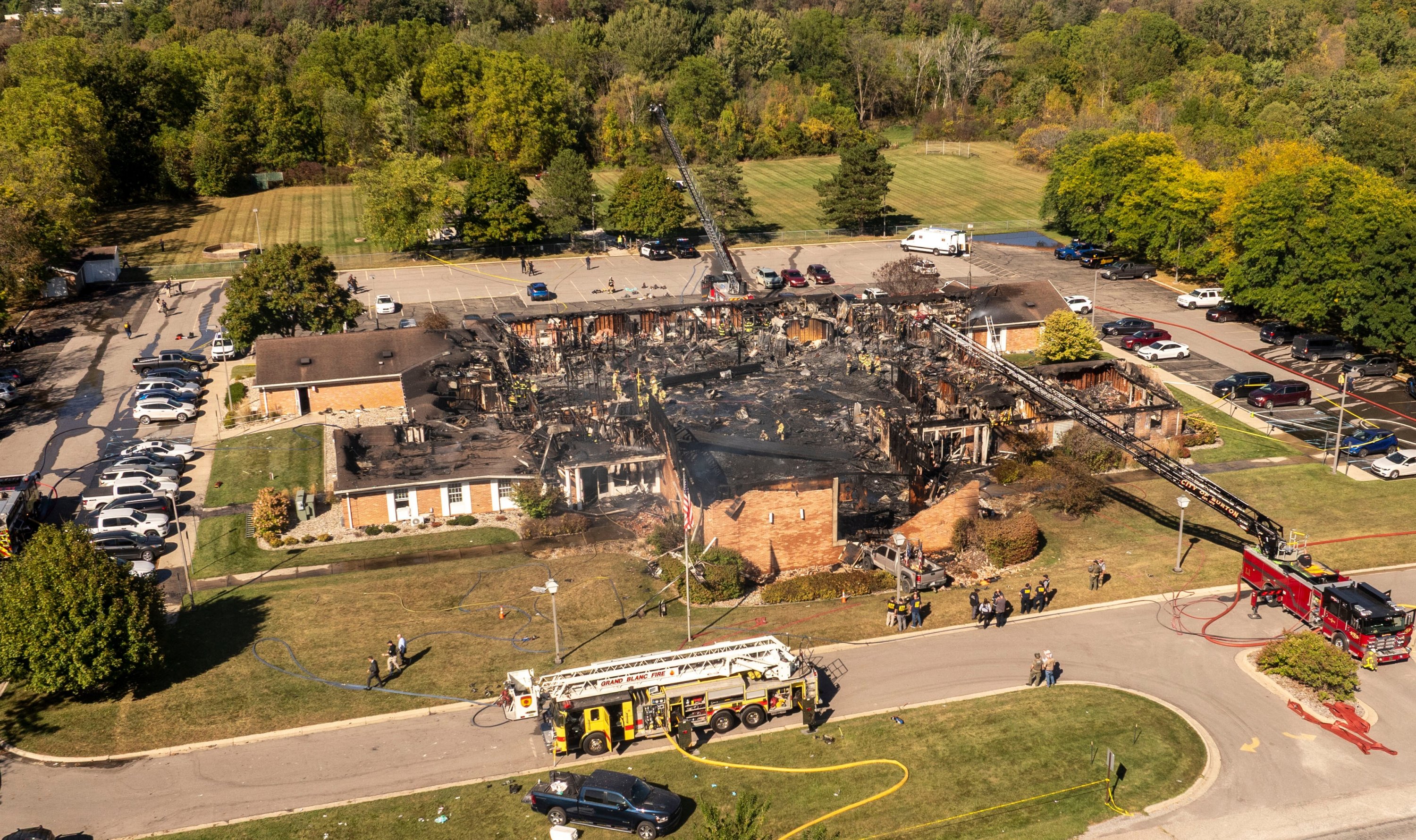 Preiskava streljanja in požara v cerkvi v Michiganu se nadaljuje, motiv ostaja neznanka.