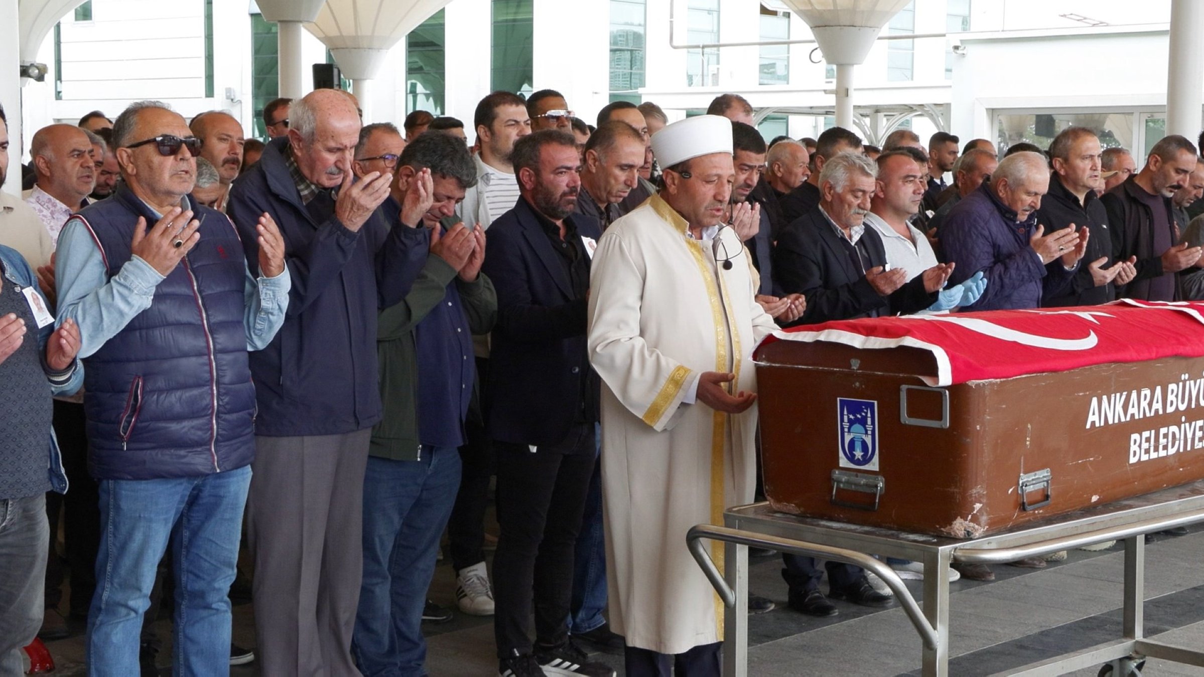 Relatives mourn during the funeral of driver Binali Aslan, Ankara, Türkiye, Sept. 27, 2025. (DHA Photo)