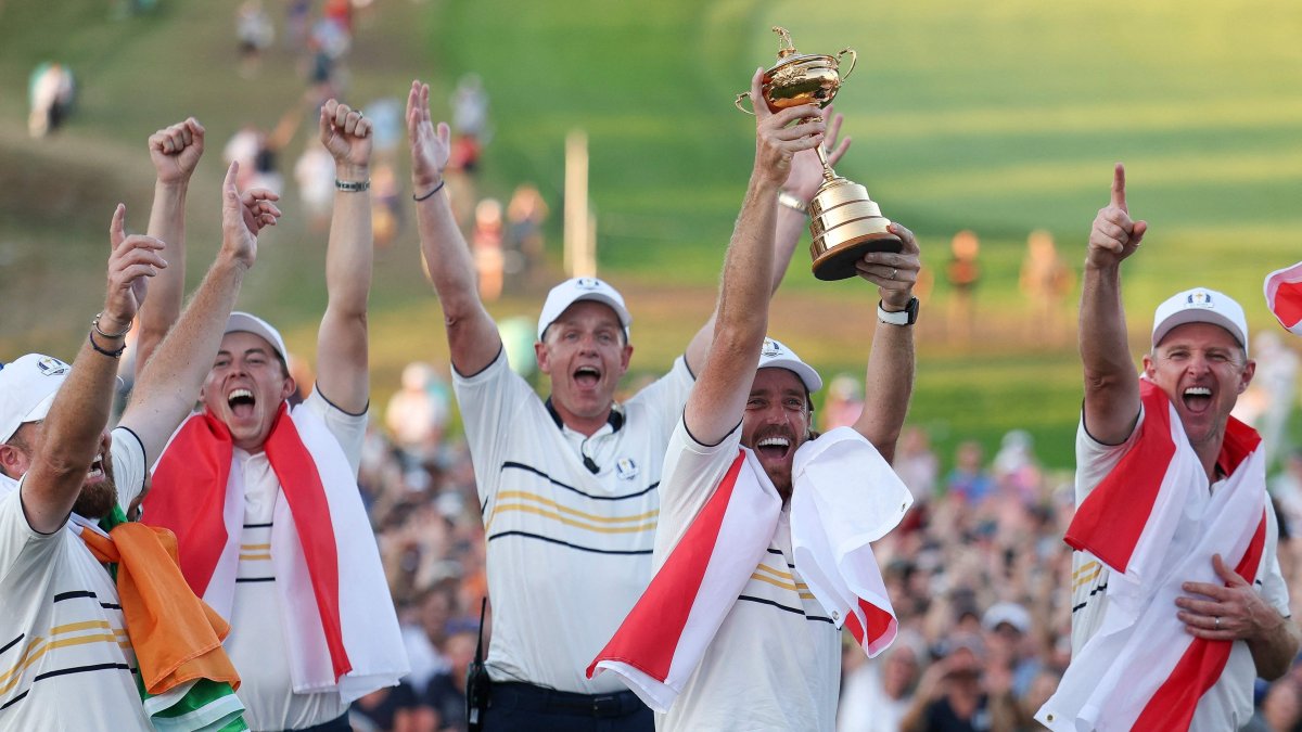 Team Europe players celebrate with the Ryder Cup trophy after defeating Team United States 15-13 during the Sunday singles matches of the 2025 Ryder Cup at Black Course at Bethpage State Park Golf Course, New York, Sept. 28, 2025. (AFP Photo)