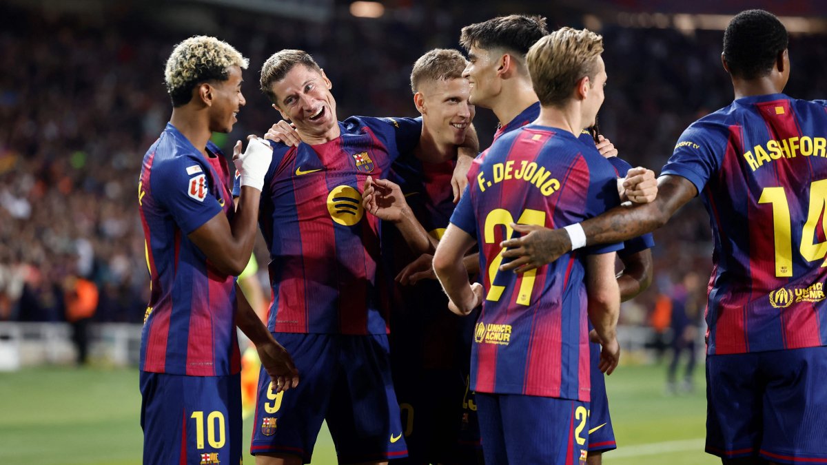 Barcelona&#039;s Robert Lewandowski (2nd L) celebrates with teammates after scoring his team&#039;s second goal during the La Liga match against Real Sociedad at the Estadi Olimpic Lluis Companys, Barcelona, Spain, Sept. 28, 2025. (AFP Photo)