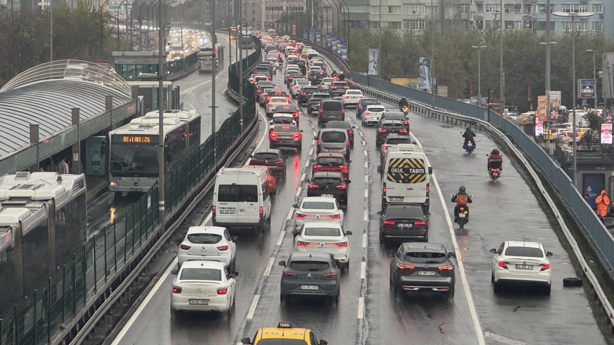 Traffic congestion on the D-100 highway during morning rain in Istanbul, Türkiye, Sept. 29, 2025. (AA Photo)