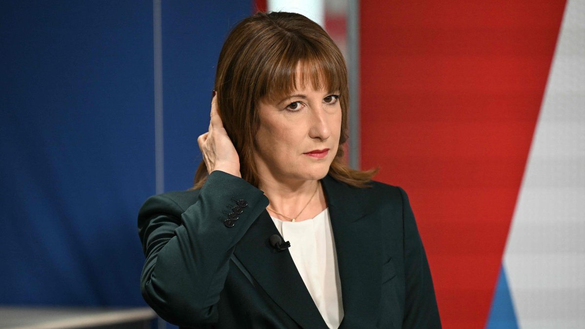 Britain&#039;s Treasury chief Rachel Reeves pauses as she gives an interview during the morning media round on the second day of the annual Labour Party conference, Liverpool, U.K., Sept. 29, 2025. (AFP Photo)
