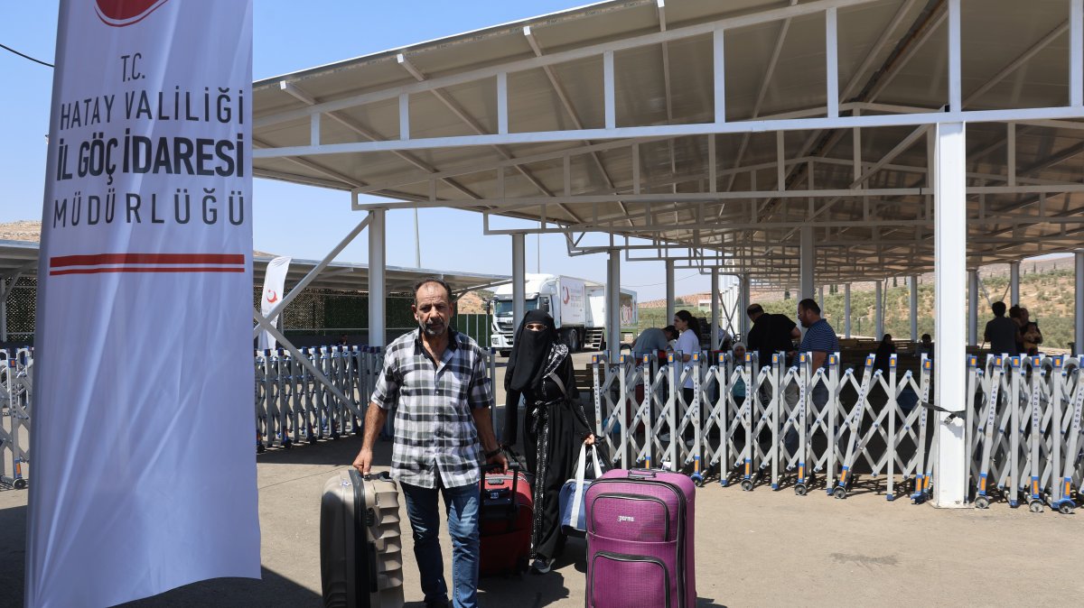 Syrians are seen returning from a migration directorate center, Hatay province, Türkiye, Sept. 19, 2025 (IHA Photo)