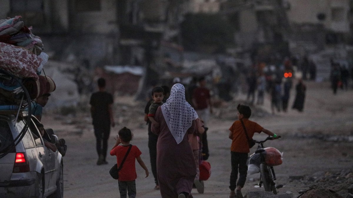 Internally displaced Palestinians flee during an Israeli military operation in Gaza City, Gaza Strip, Sept. 29, 2025. (EPA Photo)