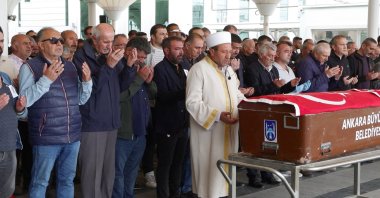 Relatives mourn during the funeral of driver Binali Aslan, Ankara, Türkiye, Sept. 27, 2025. (DHA Photo)