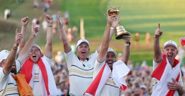 Team Europe players celebrate with the Ryder Cup trophy after defeating Team United States 15-13 during the Sunday singles matches of the 2025 Ryder Cup at Black Course at Bethpage State Park Golf Course, New York, Sept. 28, 2025. (AFP Photo)