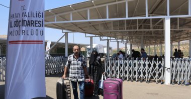 Syrians are seen returning from a migration directorate center, Hatay province, Türkiye, Sept. 19, 2025 (IHA Photo)