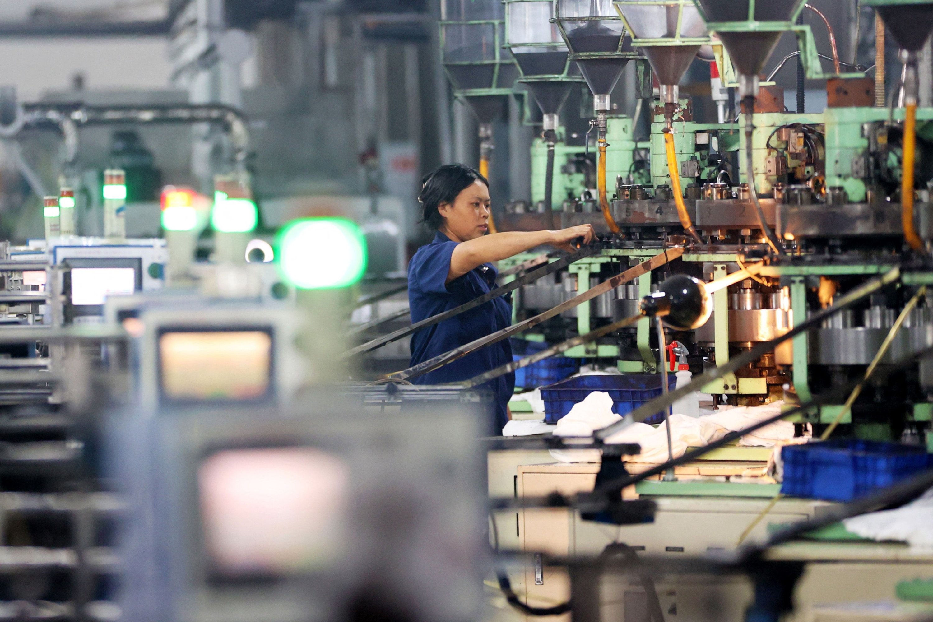 ADB znižuje napoved gospodarske rasti Azije zaradi ameriških carin, Združeno kraljestvo beleži upočasnitev rasti BDP