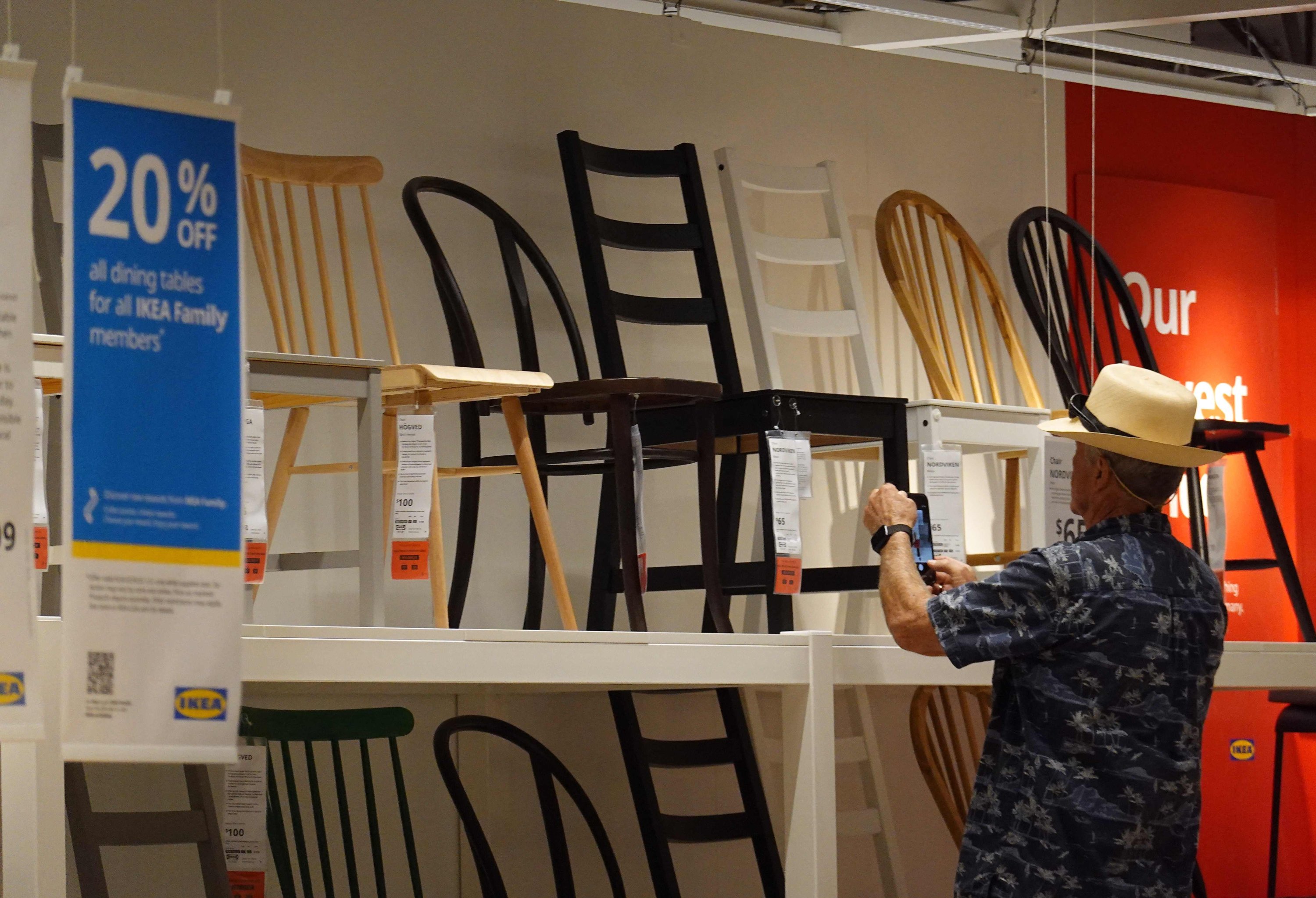 Trump uvedel carine na les in pohištvo za zaščito ameriške industrije