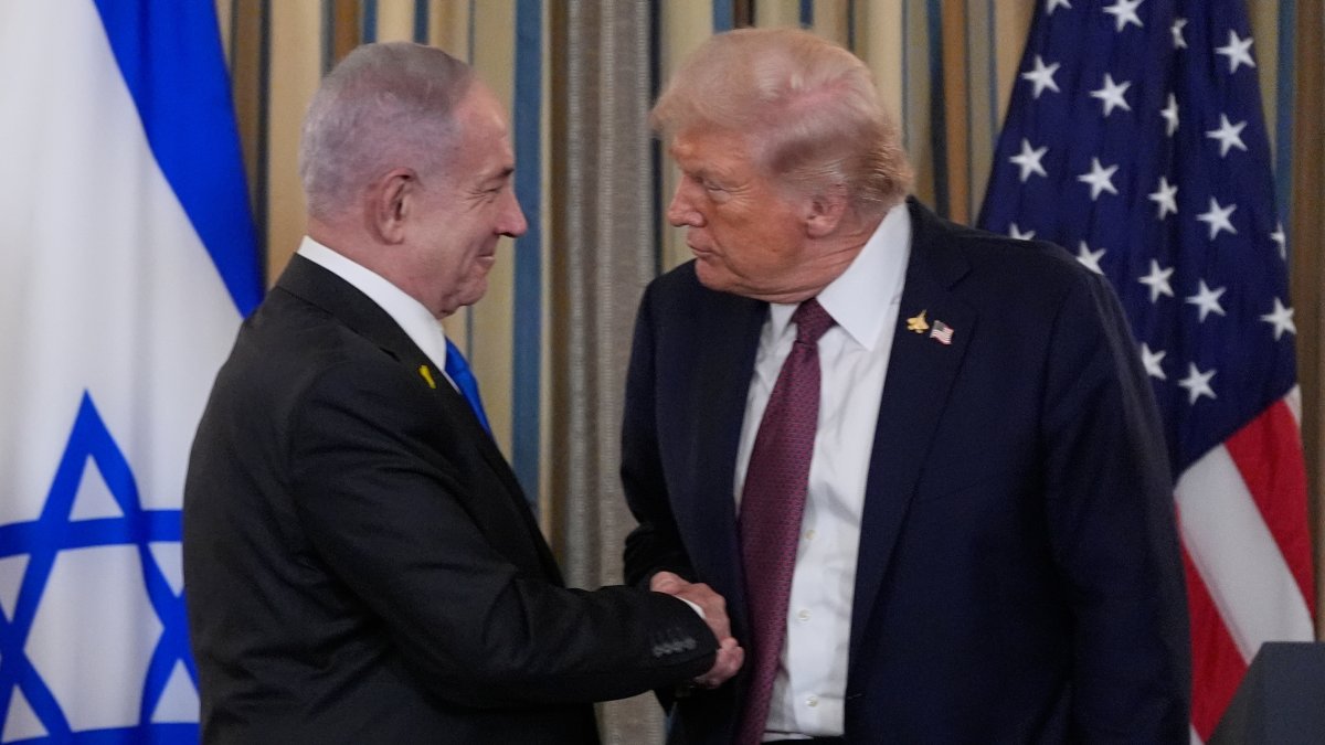 Israel&#039;s Prime Minister Benjamin Netanyahu (L) shakes hands with President Donald Trump after a news conference in the State Dining Room of the White House, Washington, Türkiye, Sept. 29, 2025. (AP Photo)