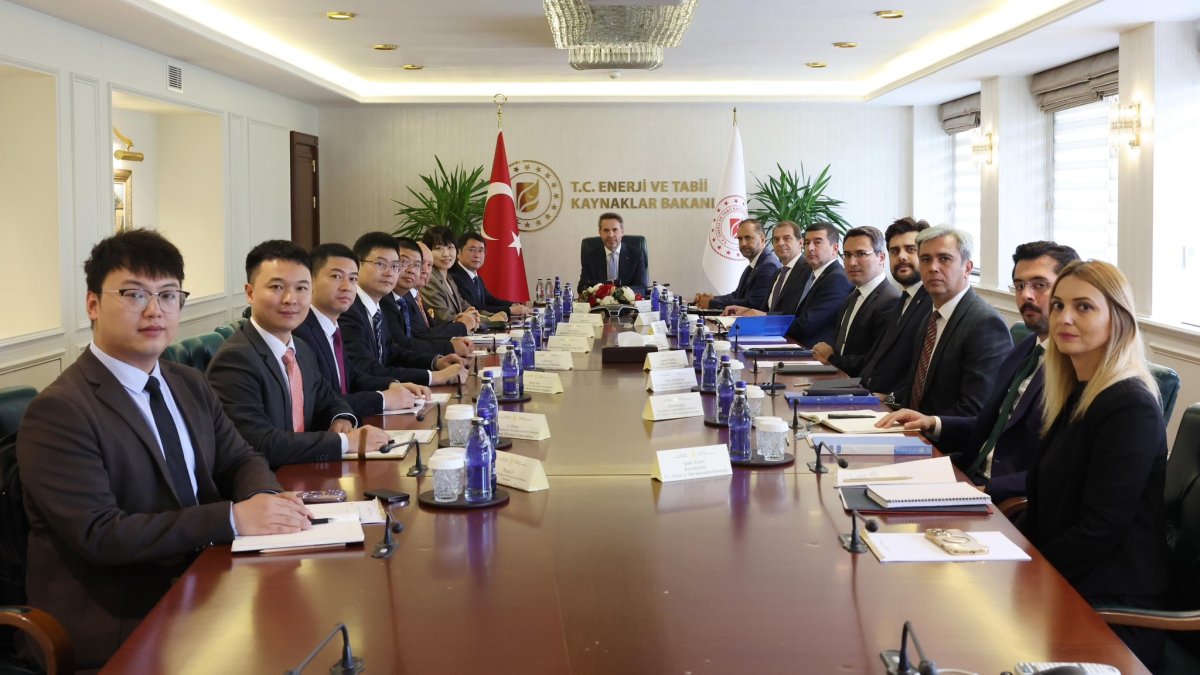 Energy and Natural Resources Minister Alparslan Bayraktar meets senior executives from Dongfang Electric, Ankara, Türkiye, Sept. 30, 2025. (X Photo: @aBayraktar1)