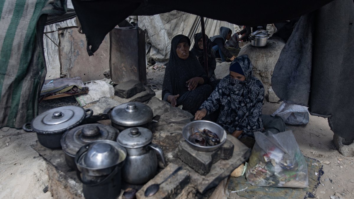 Internally displaced Palestinians cook inside a temporary shelter set up in Khan Younis, Gaza Strip, Palestine, Sept. 30, 2025. (EPA Photo)