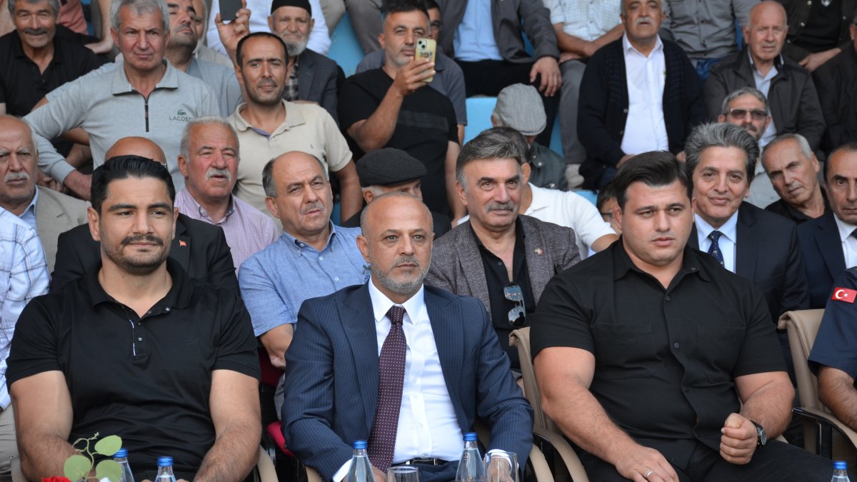 Turkish Wrestling Federation President Taha Akgül (L), Afşin Mayor Koray Kıraç (C), and national wrestler Rıza Kayaalp attend the 47th Afşin Eshab-ı Kehf Culture and Karakucak Wrestling Festival, Kahramanmaraş, Türkiye, Sept. 29, 2025. (AA Photo)