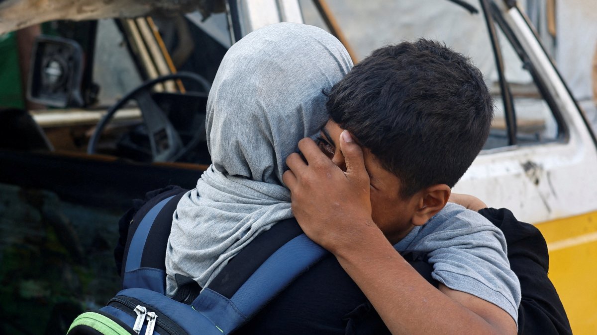Mourners react during the funeral of Palestinians, who, according to medics, were killed in overnight Israeli strikes, at al-Awda Hospital in the central Gaza Strip, Palestine, Sept. 28, 2025. (Reuters Photo)