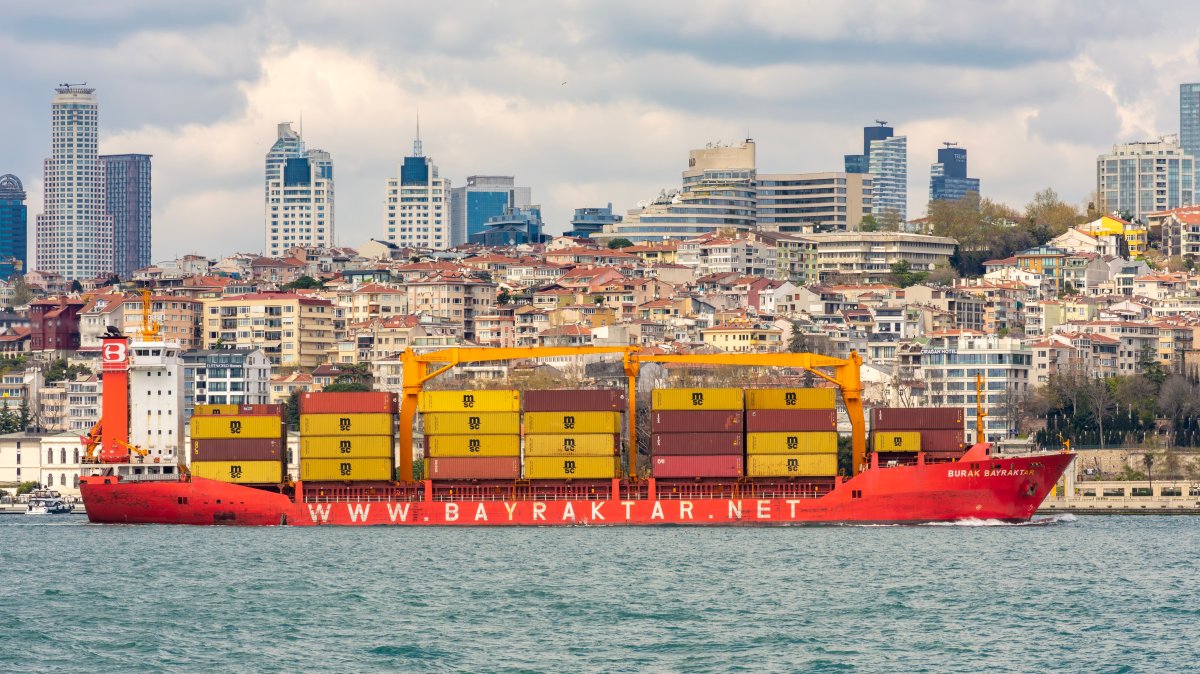 A container ship sails through the Bosporus in Istanbul, Türkiye, April 9, 2025. (Shutterstock Photo)