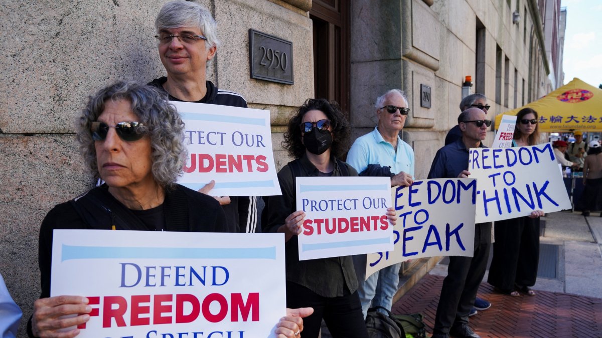 Faculty and Professors attend a rally outside of Columbia University on the first day of the fall semester in New York City, U.S., Sept. 2, 2025. (Reuters File Photo)